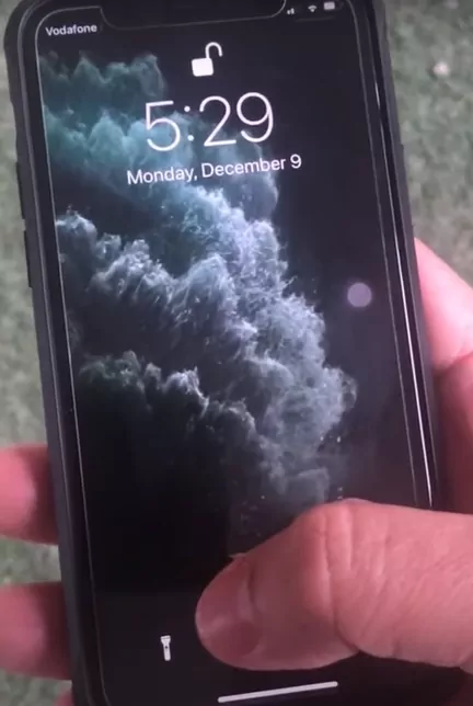 How To Turn Off Flashlight On iPhone 12 From Your Lock Screen?