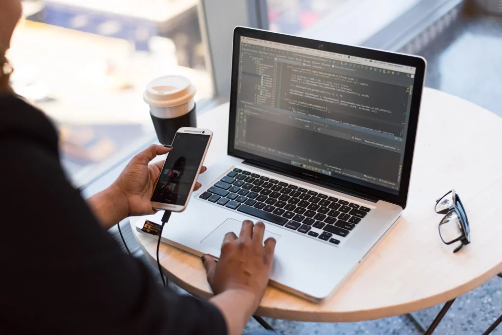 Advantages and Disadvantages of Outsourcing Software Development For Business